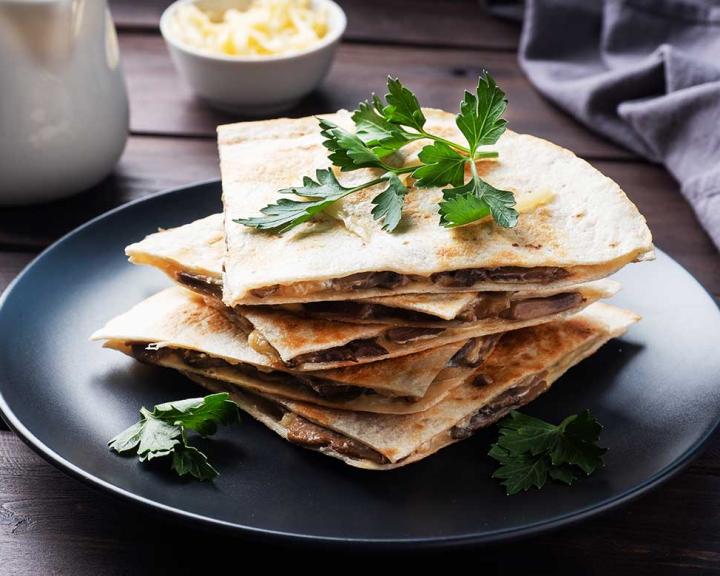 QUESADILLA DE POLLO, ESPINACAS Y QUESO DE CABRA