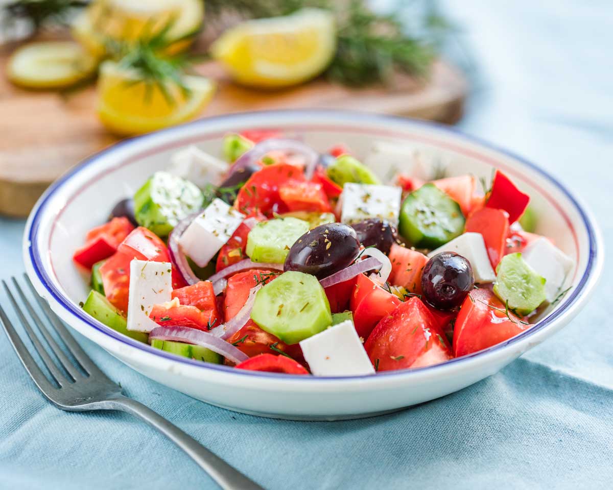 ENSALADA GRIEGA CON SALSA DE YOGUR